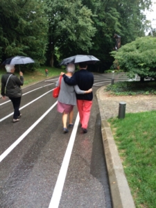 Anny et Jean-Pierre sous un coin de parapluie à Lausanne